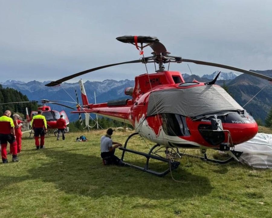 Val di Peio, elicottero perde parte del carico