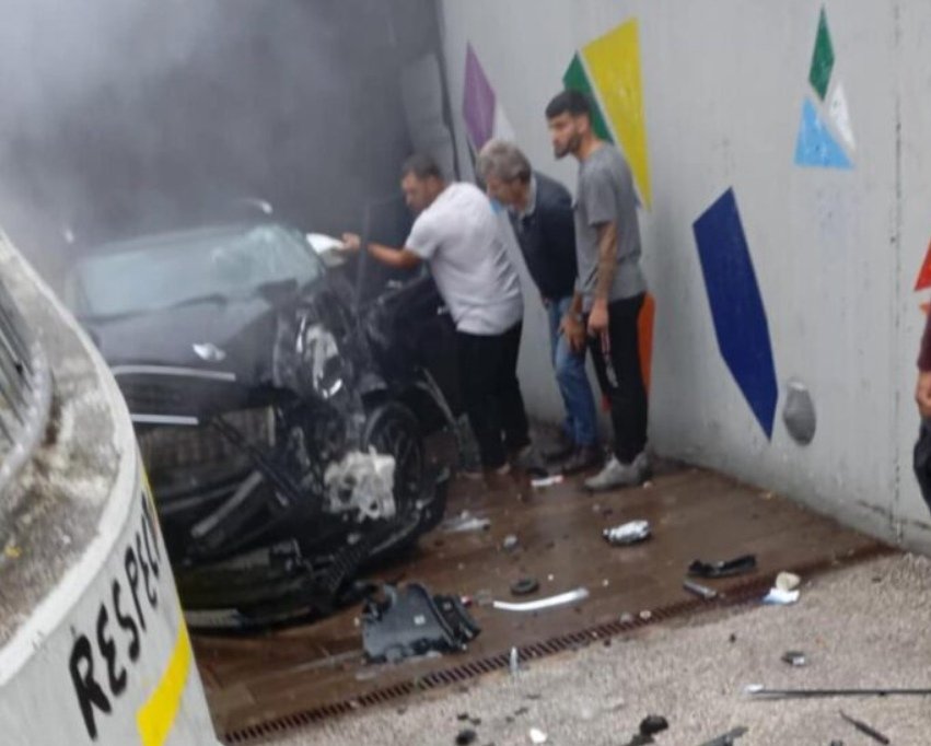 Sfascia l'auto nel sottopassaggio