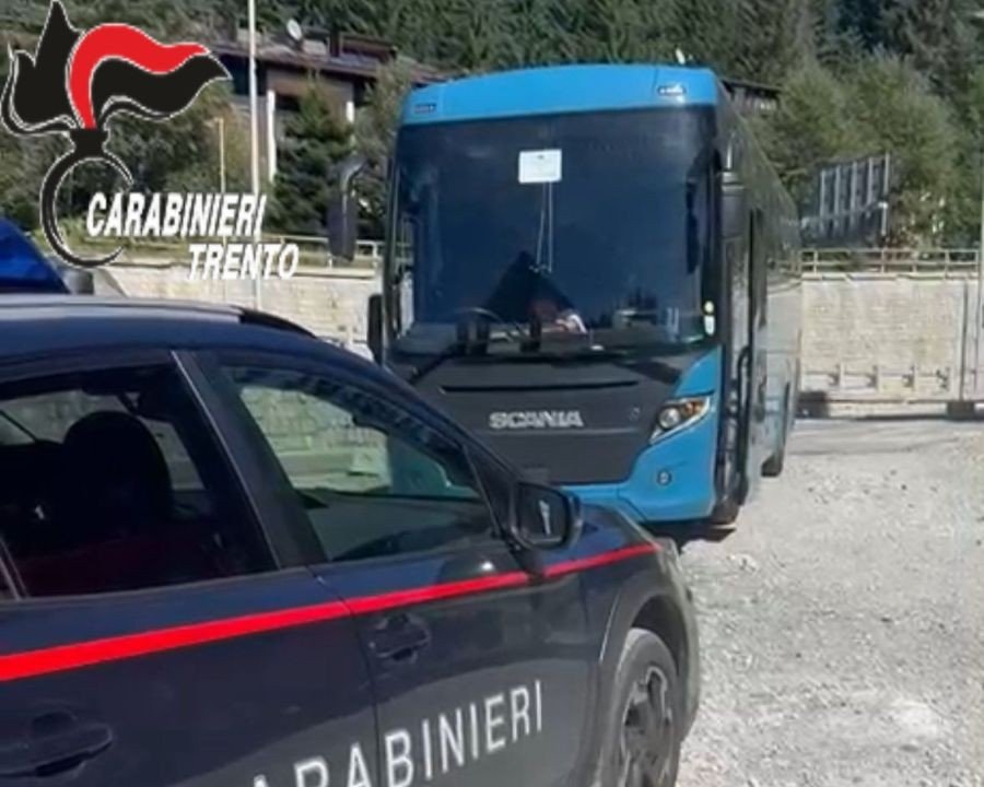 Scarica reflui nel parcheggio: denunciato autista di pullman turistico