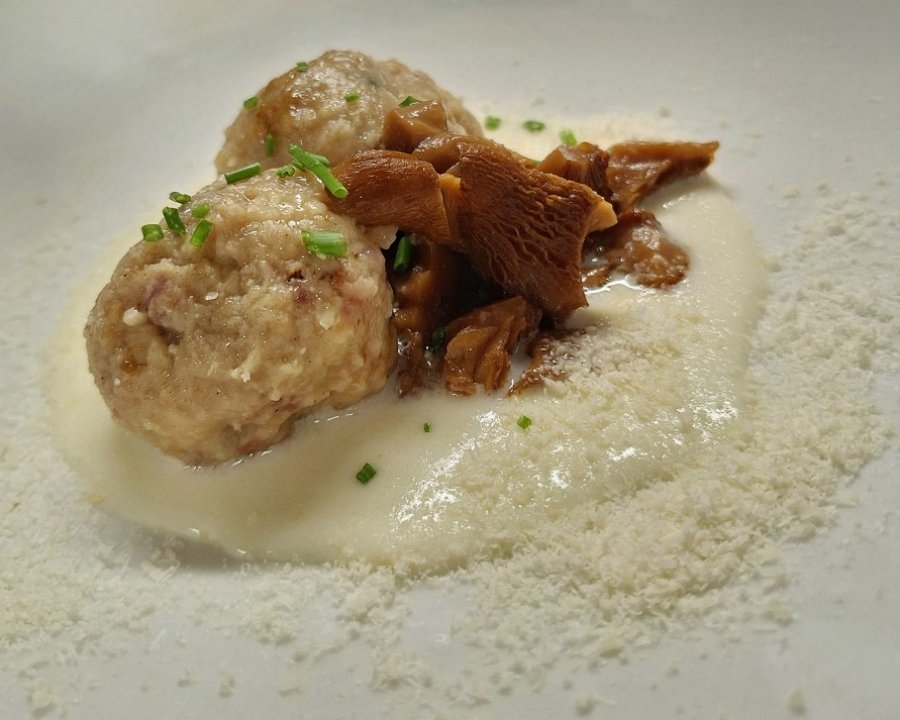 Canederli allo speck con fonduta di formaggio di malga e finferli