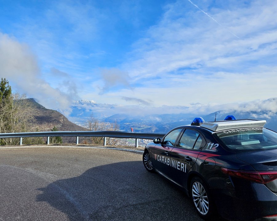 Semina il panico in un ristorante e aggredisce i Carabinieri con un coltello: arrestato