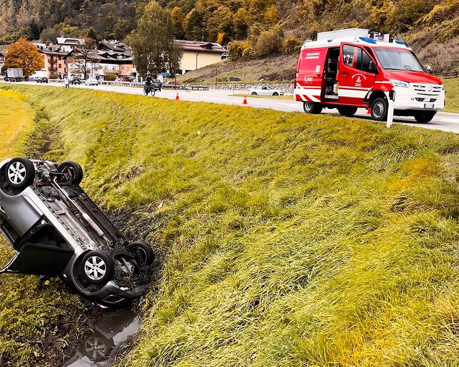 Commezzadura, auto ribaltata nel fosso