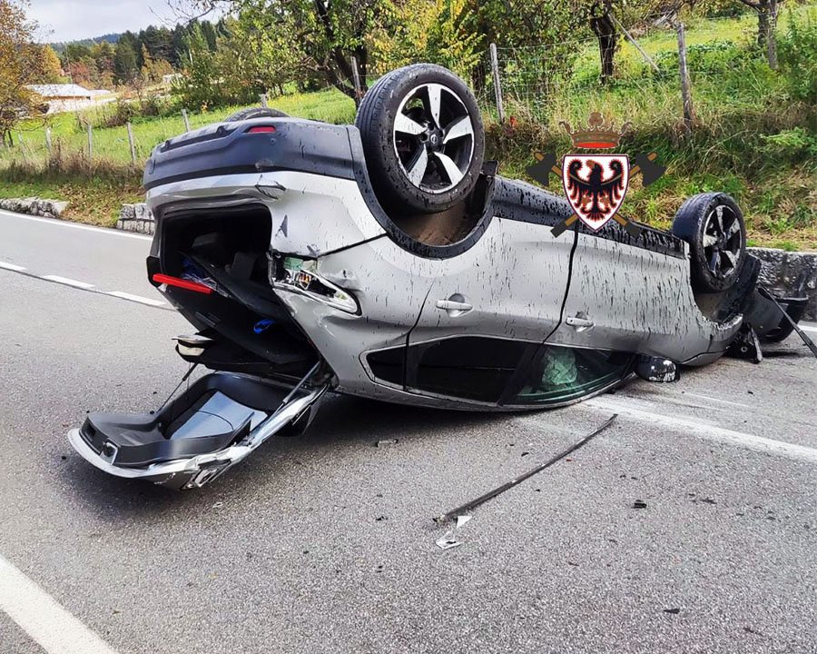 Sarnonico, auto cappottata