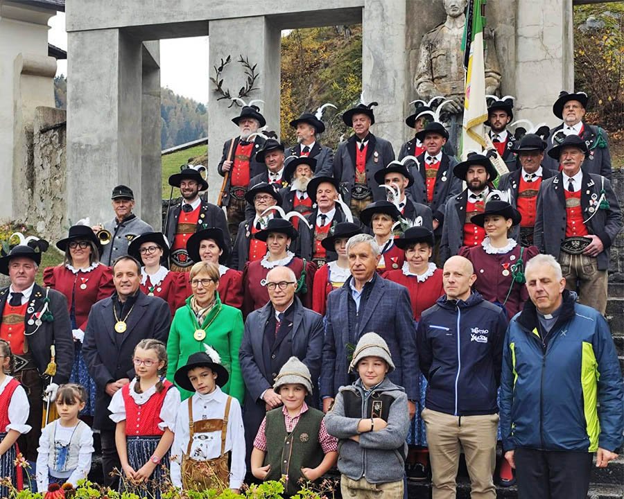 Davanti al Kaiserschütze, il ricordo dei caduti