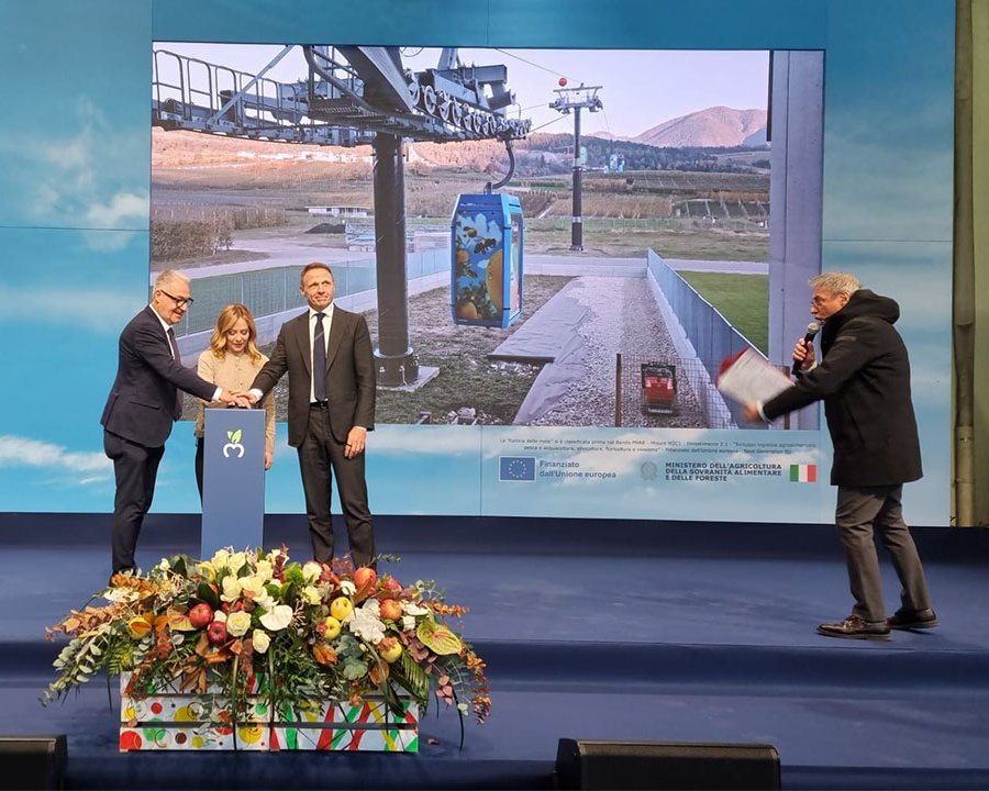 Giorgia Meloni inaugura la funivia delle mele
