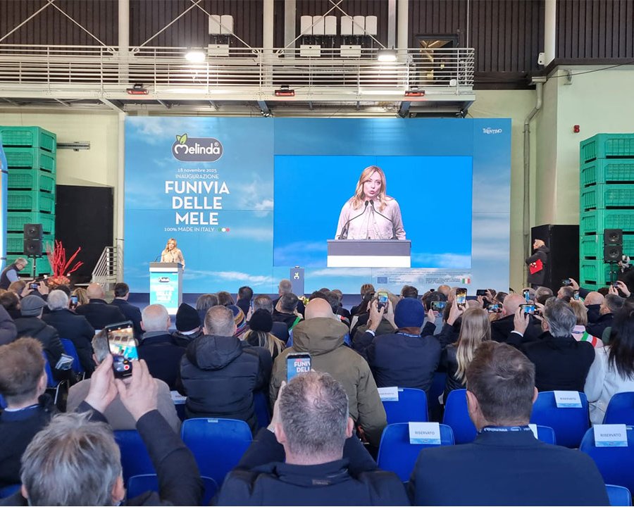 Giorgia Meloni inaugura la funivia delle mele