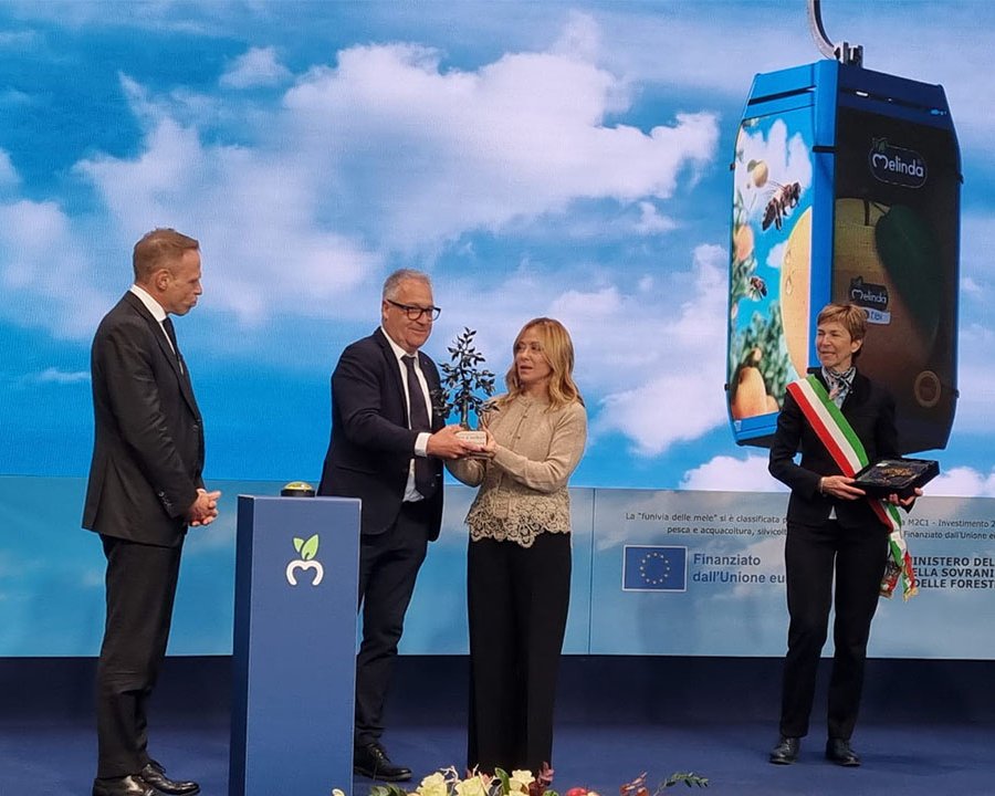 Giorgia Meloni inaugura la funivia delle mele