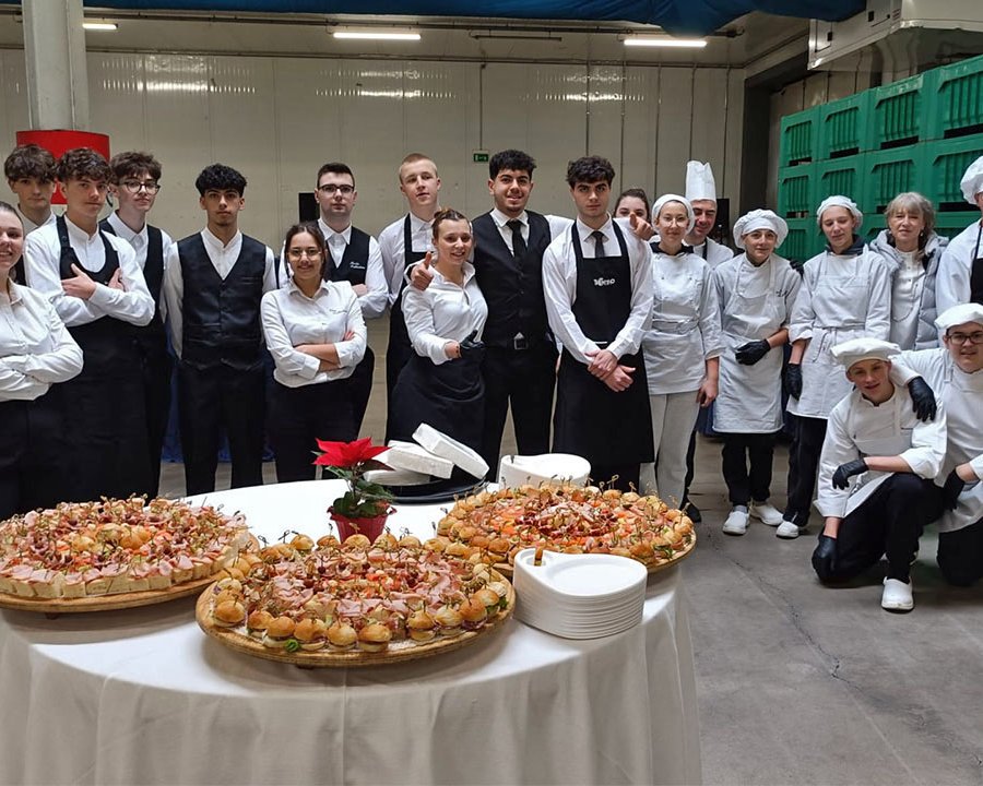 Gli studenti del CFP Enaip di Ossana all'inaugurazione della funivia delle mele