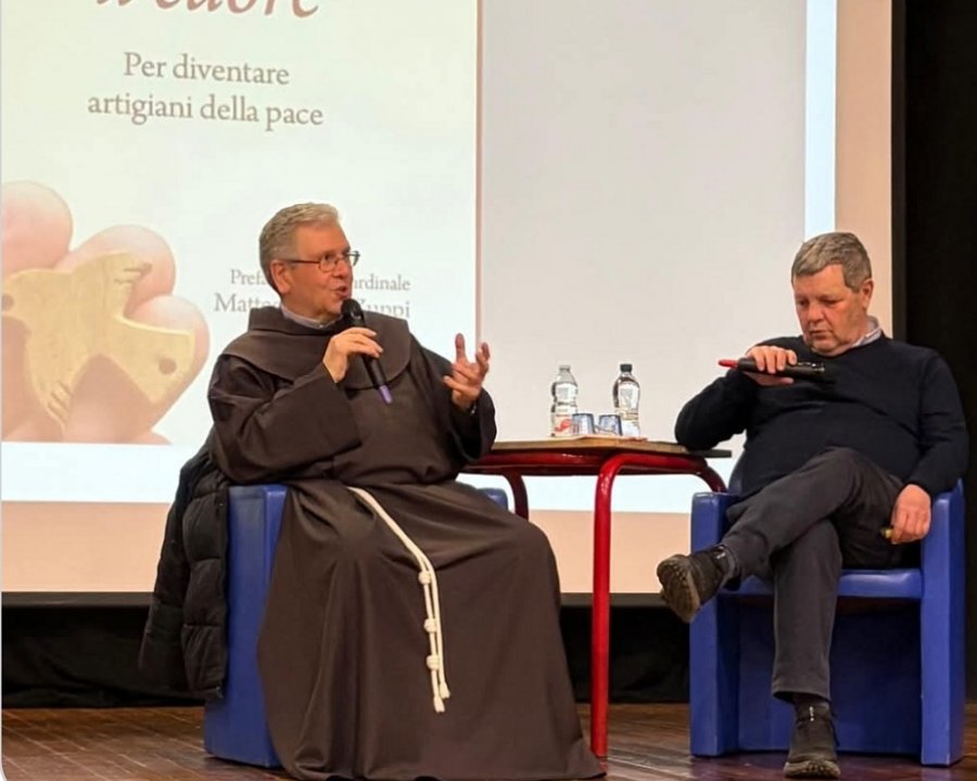 Auditorium gremito per padre Patton