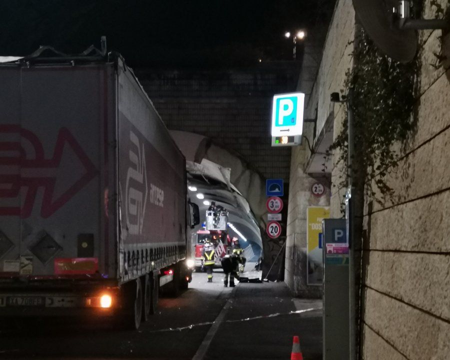 L'autoarticolato non passa, danneggiata la volta