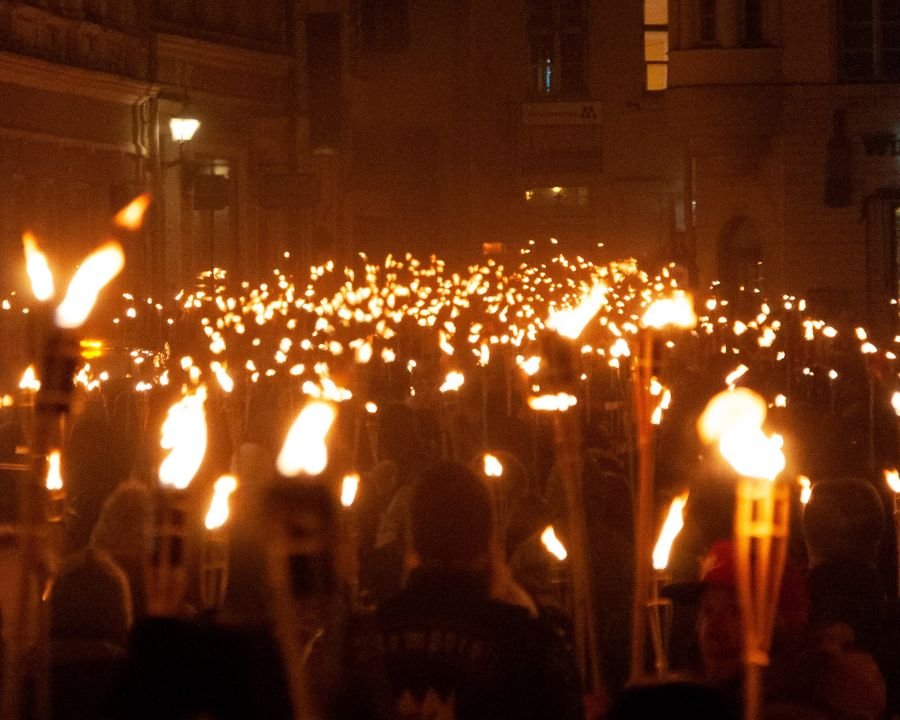 Una fiaccolata per salutare le feste