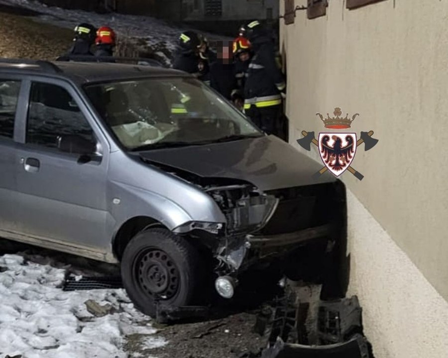 Celledizzo, auto contro il muro