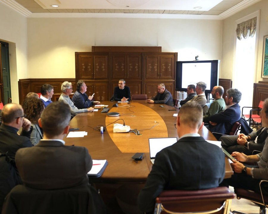 Trentino: calano i danni da orso, in aumento quelli da lupo