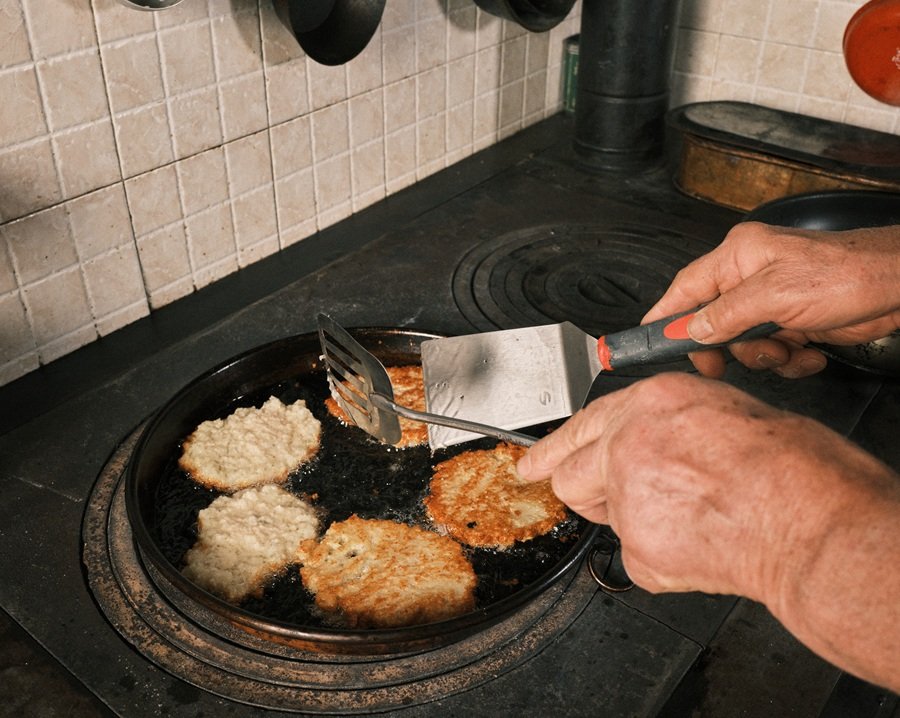 Una masterclass per imparare a cucinare il tortèl di patate