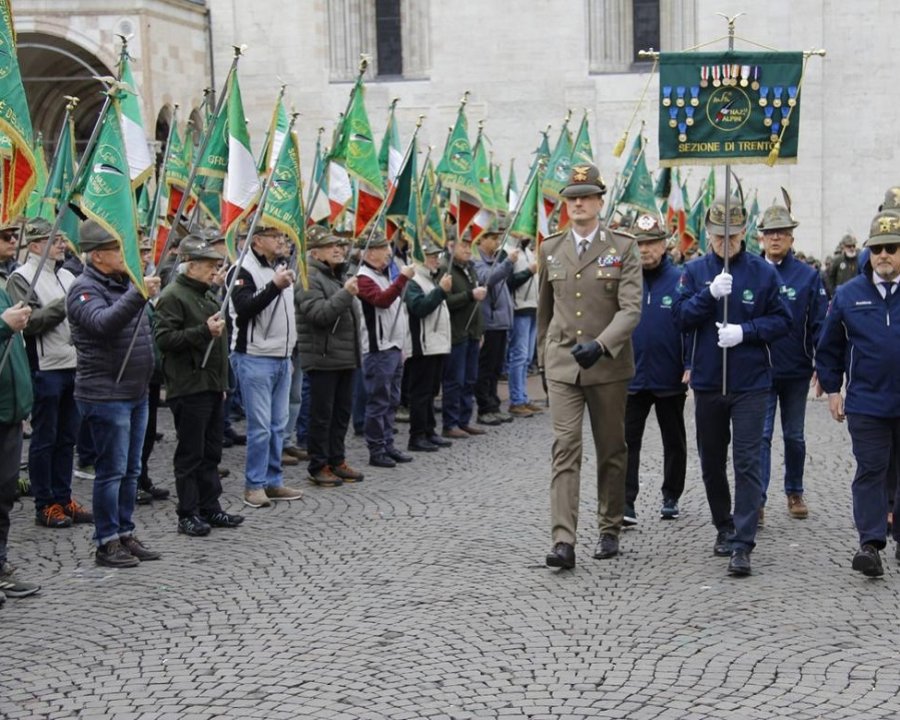 Fugatti ringrazia le penne nere