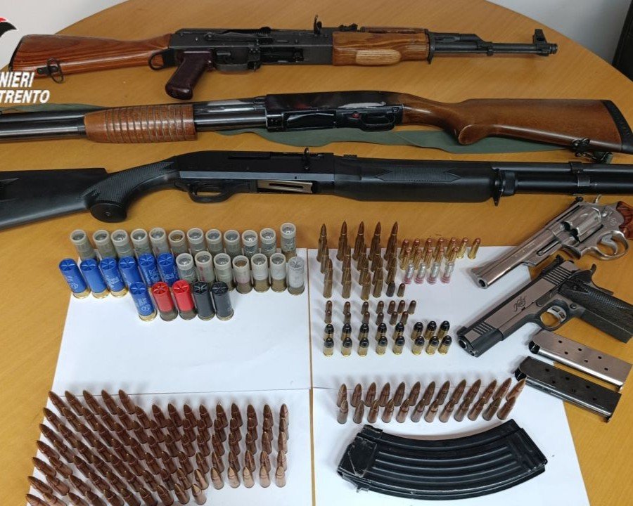 Armi rubate nascoste in garage, arrestato 46enne a Mezzolombardo