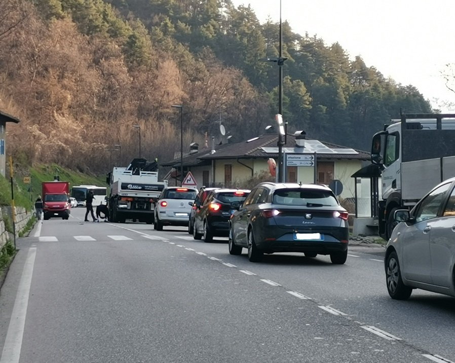 Tamponamento a Tozzaga, coinvolto lo scuolabus