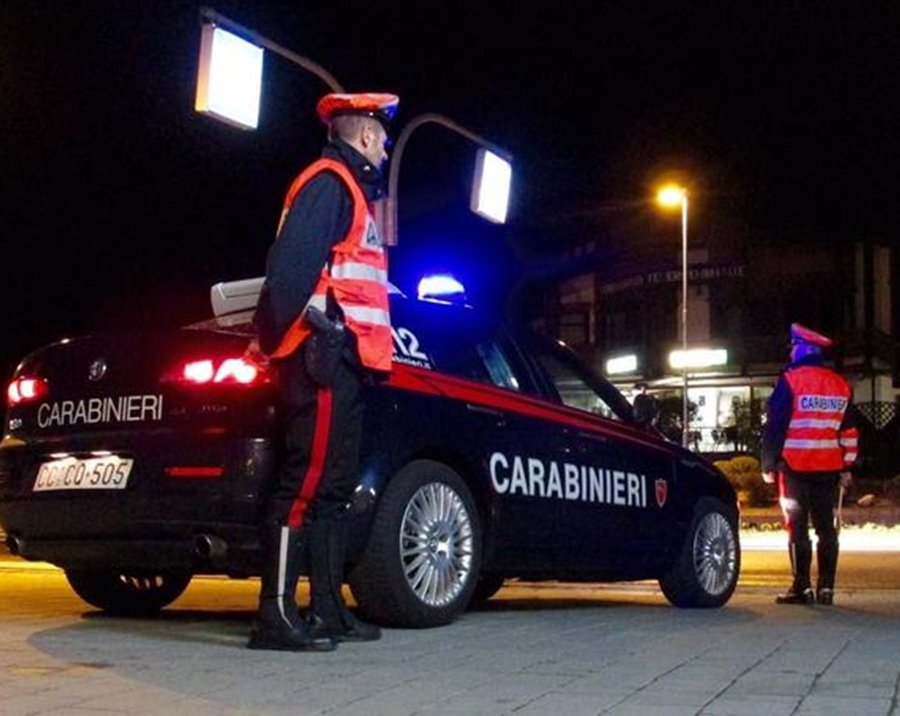 I Carabinieri fermano due uomini a bordo di un’auto rubata