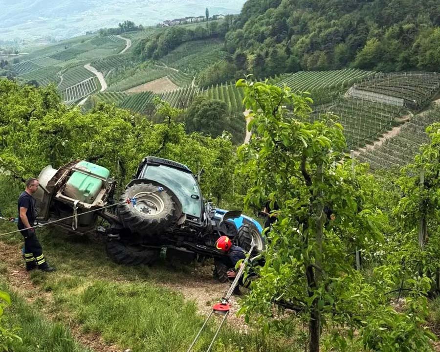 Campodenno, trattore rovesciato in campagna